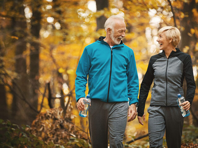 Beneficios de caminar para las personas mayores, grupo retiro